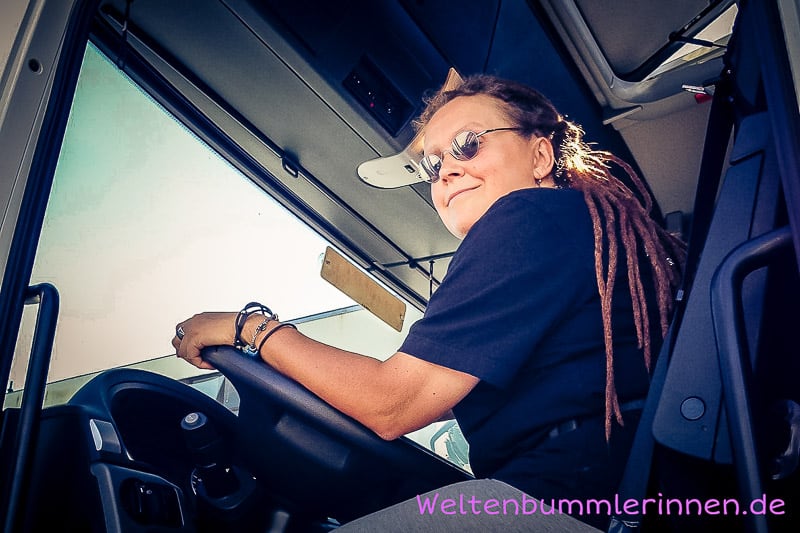 Lyggie im funkelnagelneuen Fahrschul-LKW