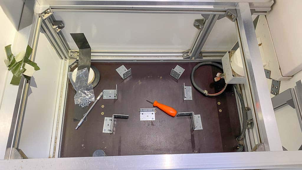 Winkel zur Befestigung der Behälter in der Trockentrenntoilette