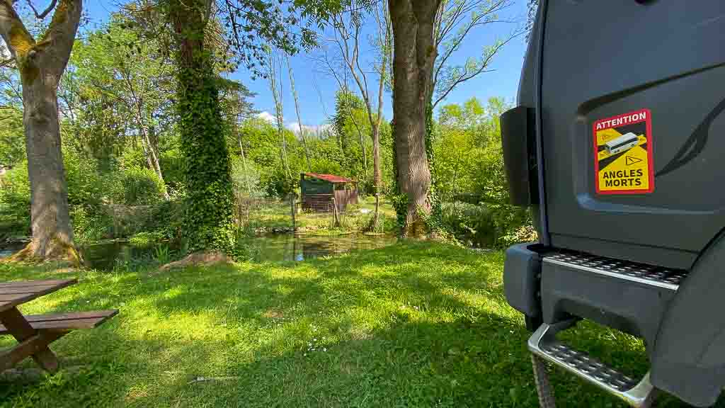 Black Pearl an einem plätschernden Bach, Frankreich Bretagne