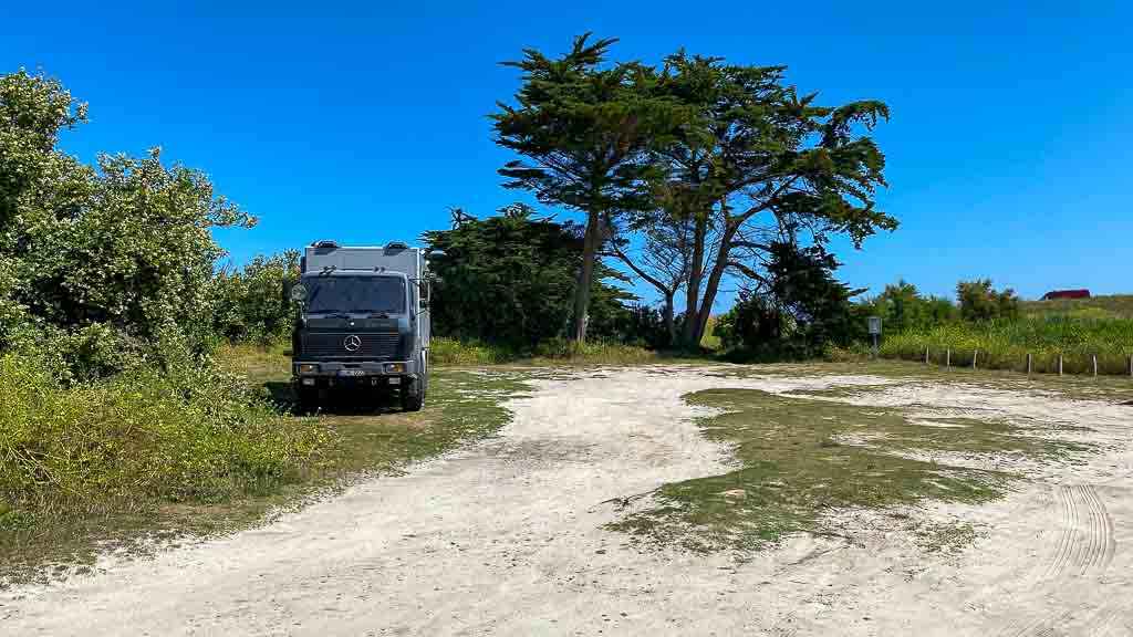 Black Pearl auf einem Parkplatz in der Bretagne