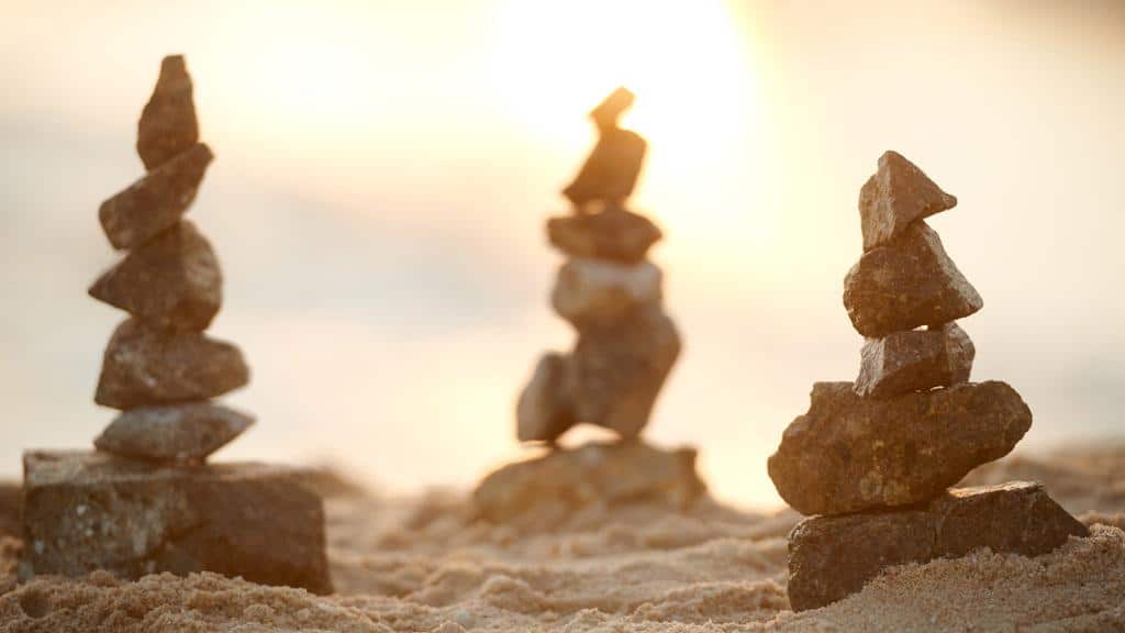 Steinpyramiden im Abendlicht