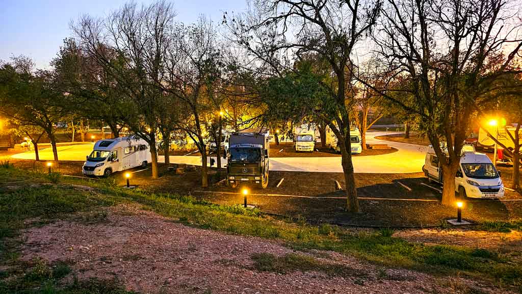 Beleuchteter Stellplatz in Cabanillas
