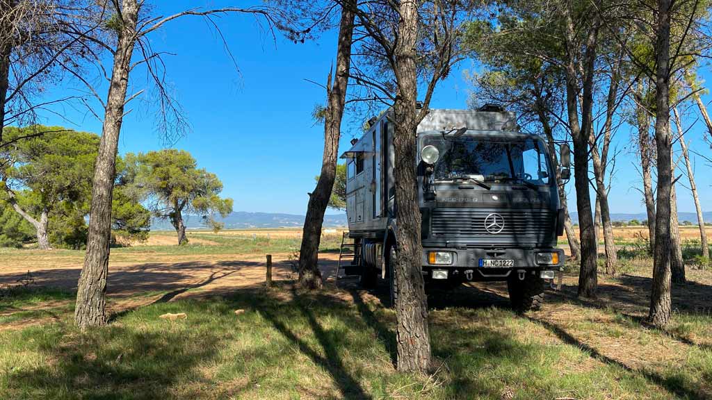 Carcastillo Parken unter Bäumen