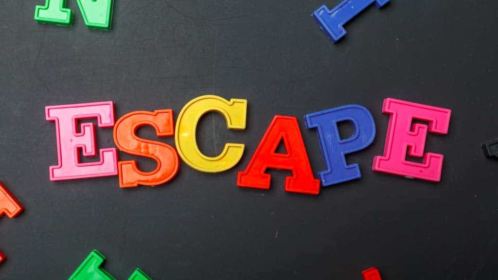 Schriftzug ESCAPE aus Buchstaben zusammengestellt