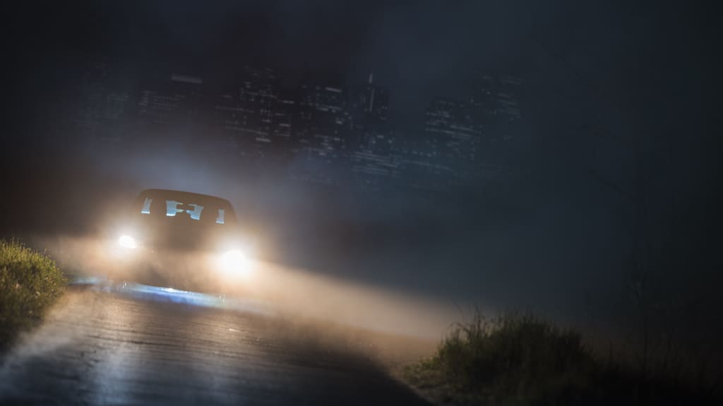PKW entkommt im Nebel einer Stadt Auflösung 1024px