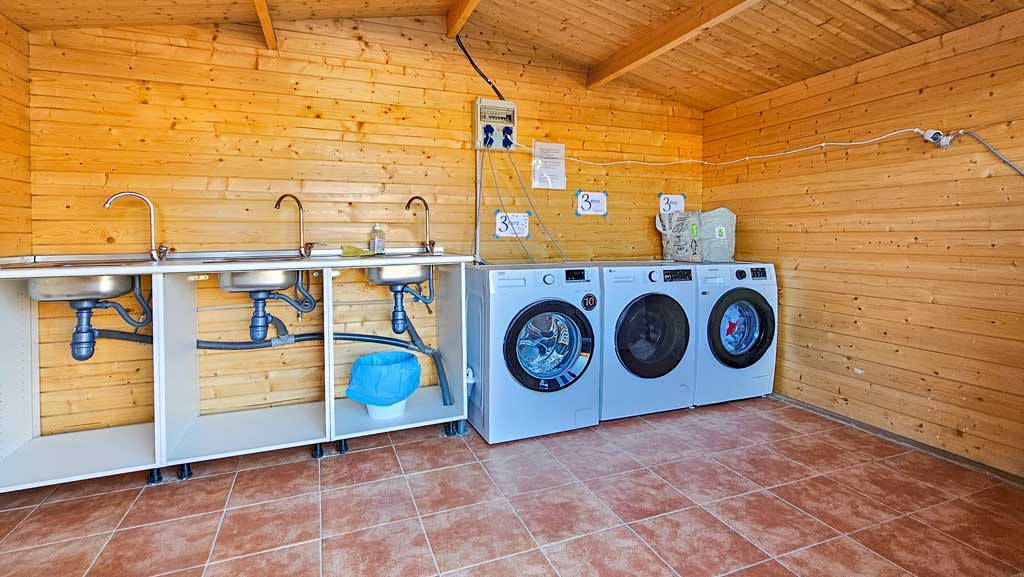 Area Camper La Ermita Waschmaschinen und Spülbecken